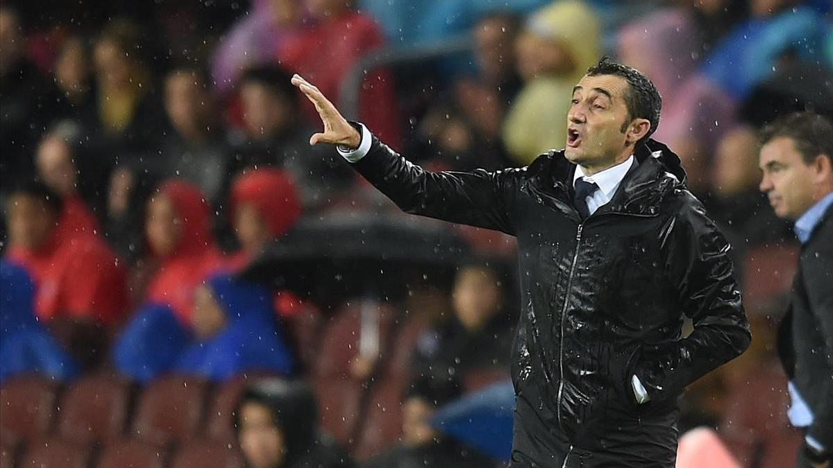 Valverde a instrucciones desde  la banda durante el Barça-Sevilla.