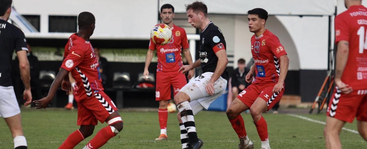 Una acción del partido disputado ayer en Les Caleyes entre el Lealtad y la Sarriana.  | IRMA COLLÍN