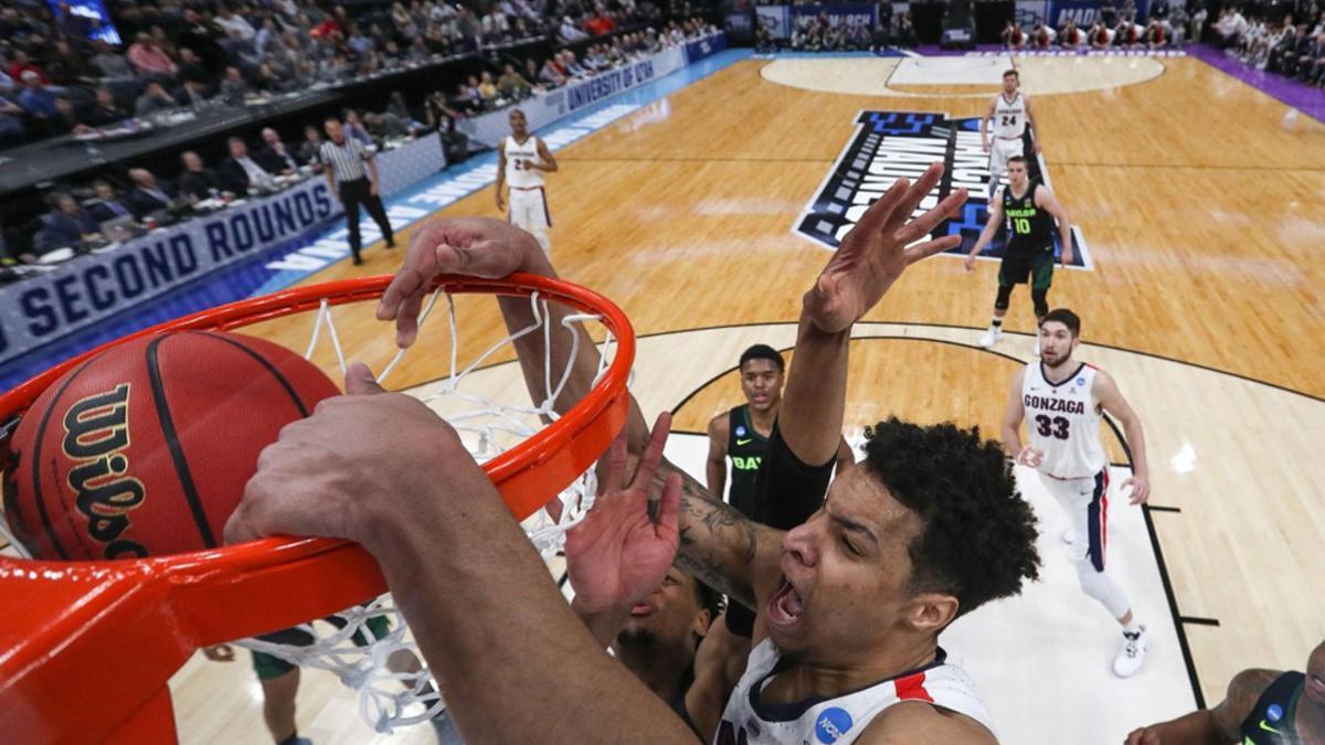 Brandon Clarke, de los Gonzaga Bulldogs, realiza un mate contra los Baylor Bears.