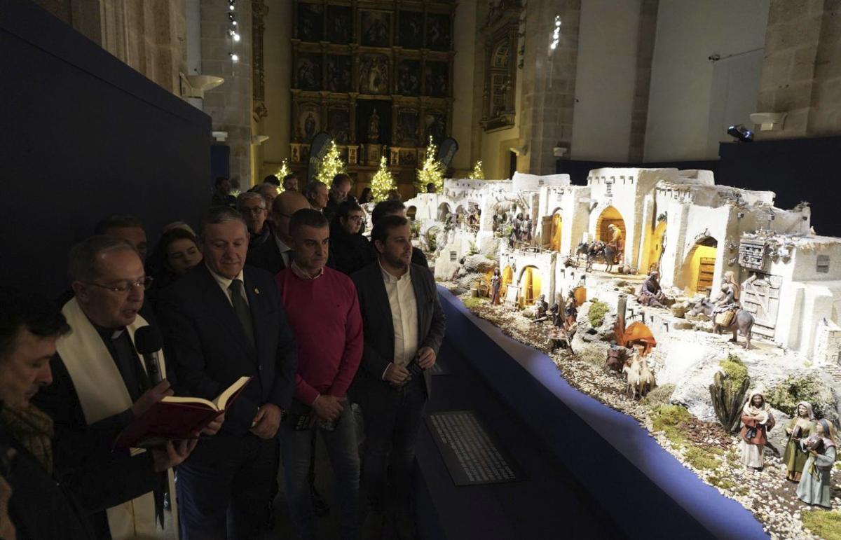 El Obispo de Zamora bendice el Belén de la Diputación de Zamora. | JOSE LUIS FERNÁNDEZ