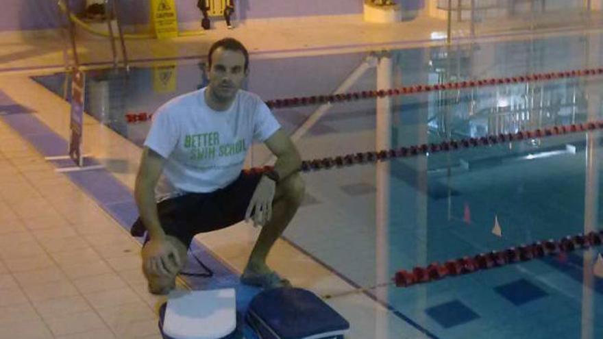 El ilicitano Francisco Gonzálvez posa en la piscina de Londres en la que trabaja tres días a la semana como monitor.