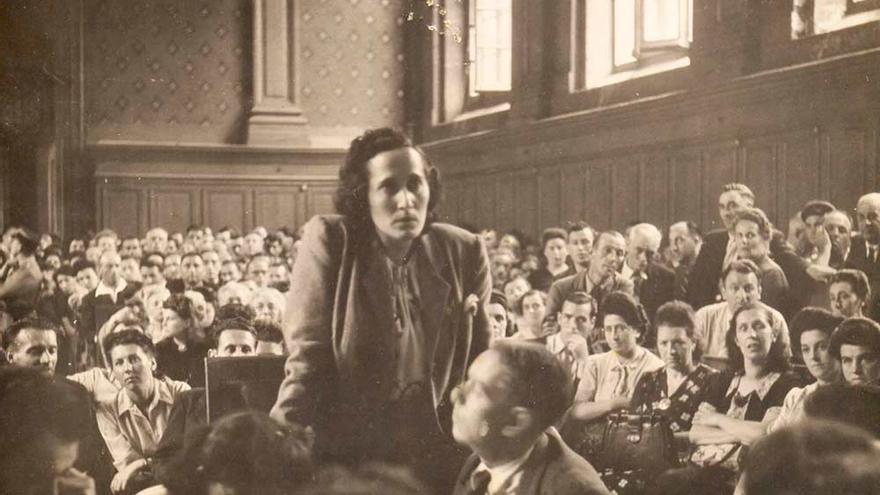 Mercedes Núñez durante su intervención en el juicio contra la Gestapo en Carcassonne, Francia (julio de 1945)