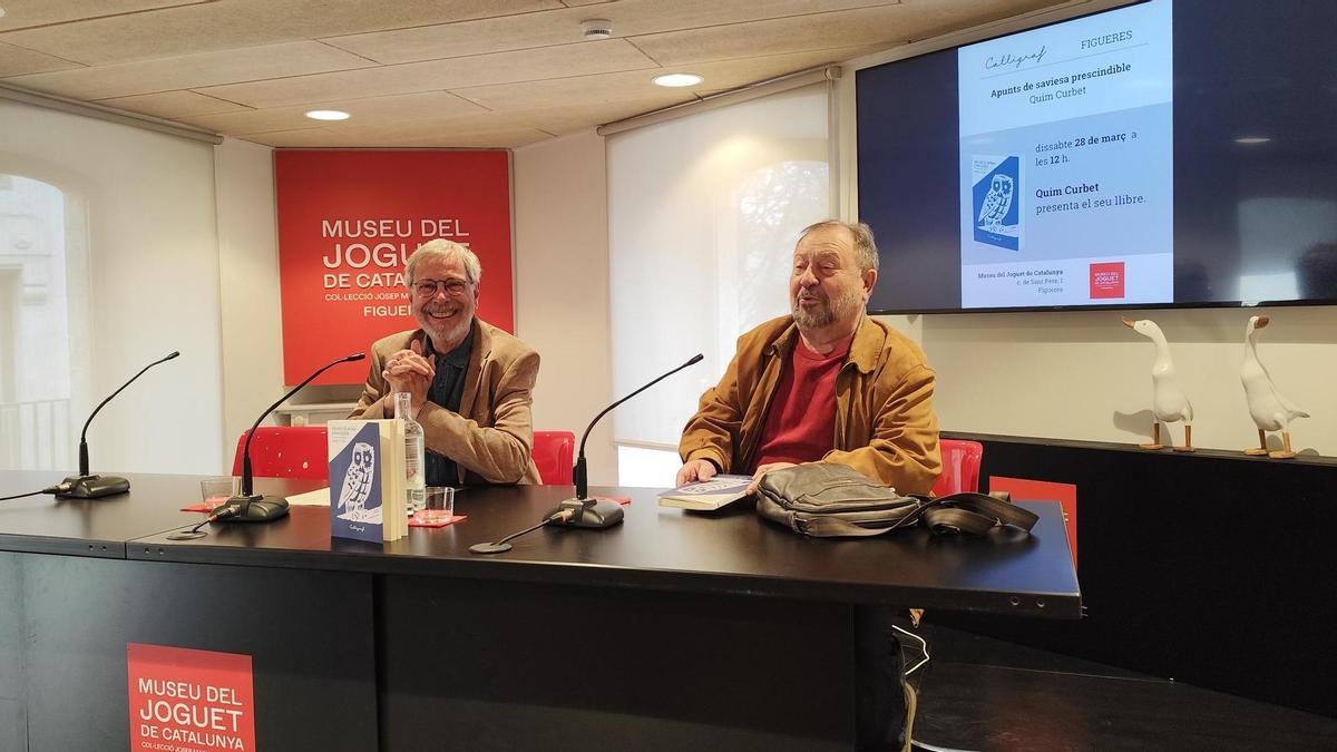 Quim Curbet amb l'editor Jaume Torrent, el dia de la presentació del llibre al Museu del Joguet de Catalunya, a Figueres.