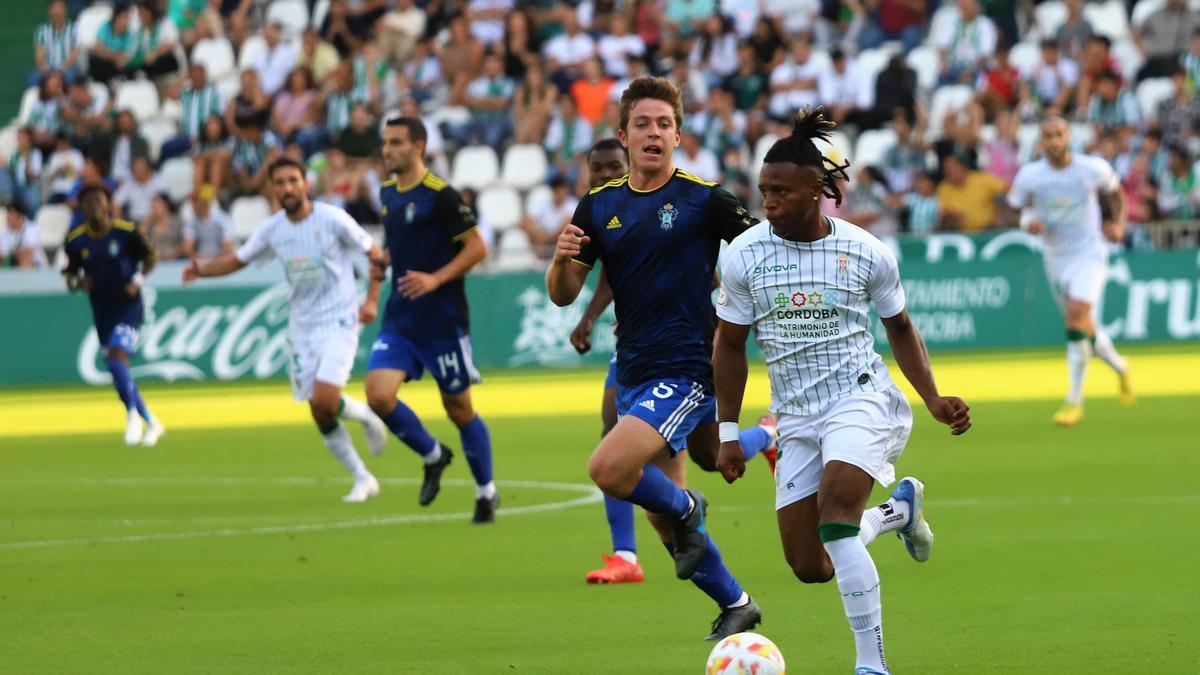 Cedric Teguia conduce el balón durante el encuentro entre el Córdoba CF y el Talavera, en El Arcángel.