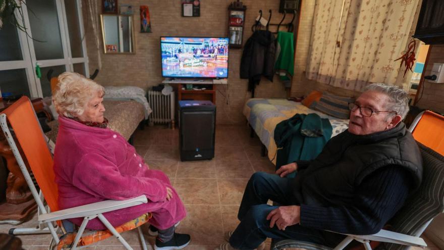 Cruz Roja reparte radiadores y ropa de cama en varias viviendas de Algemesí para combatir el frío | CRUZ ROJA