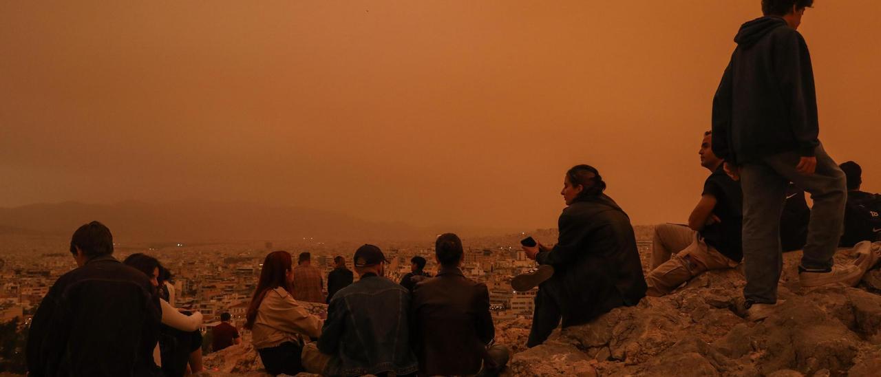 La pols del Sàhara tenyeix Atenes de taronja