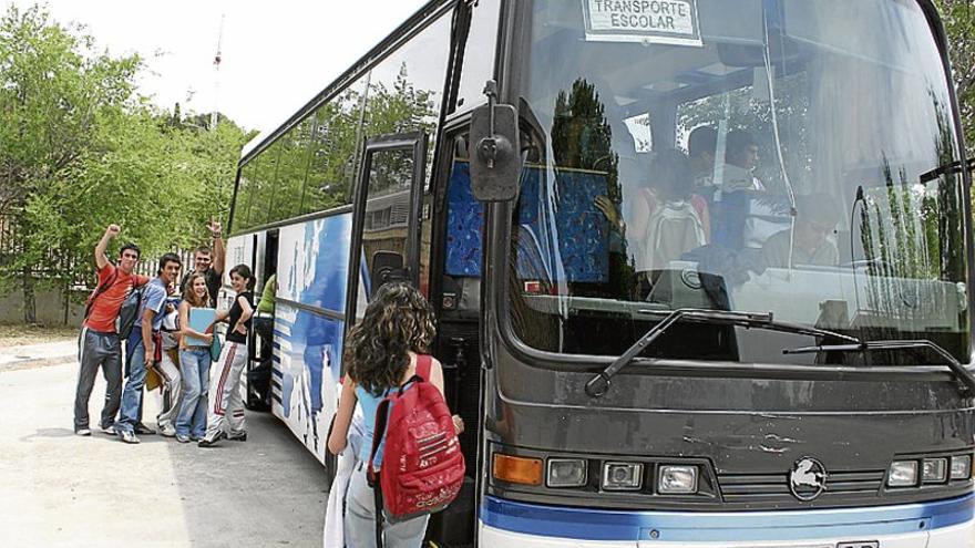 Una veintena de padres exige transporte escolar para La Zarza