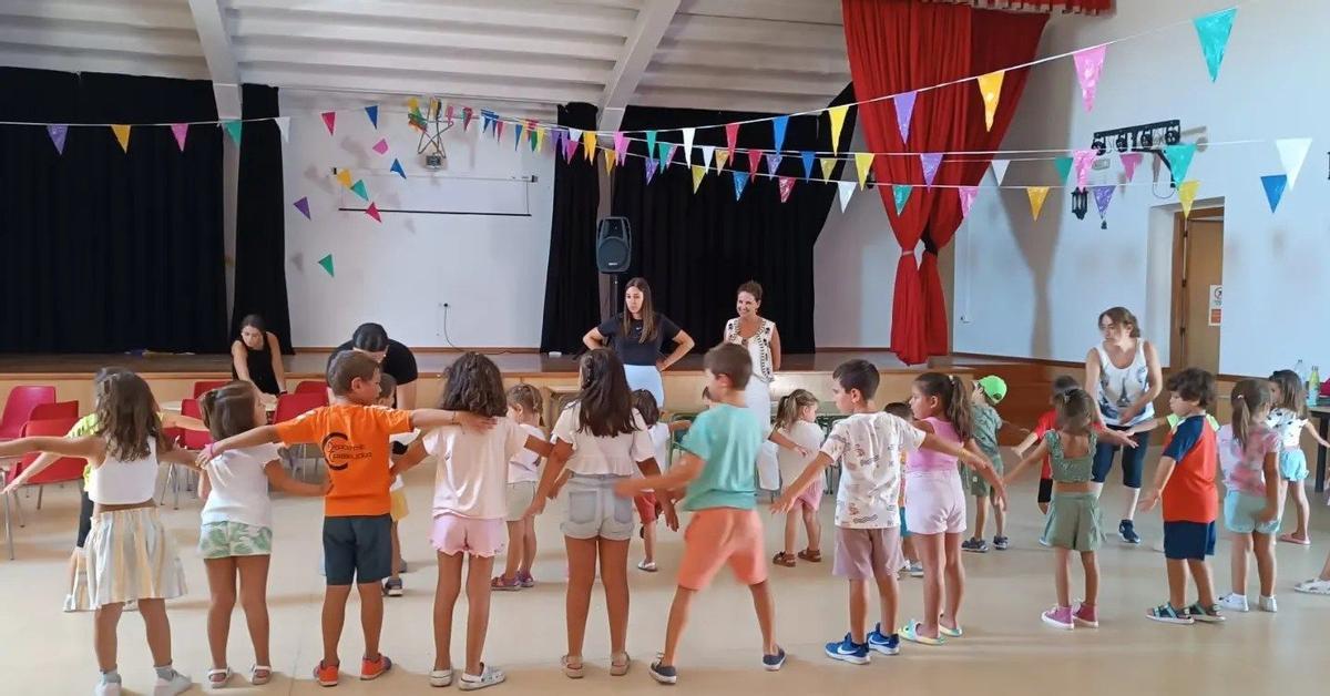 Niños extremeños participando en una ludoteca de verano.
