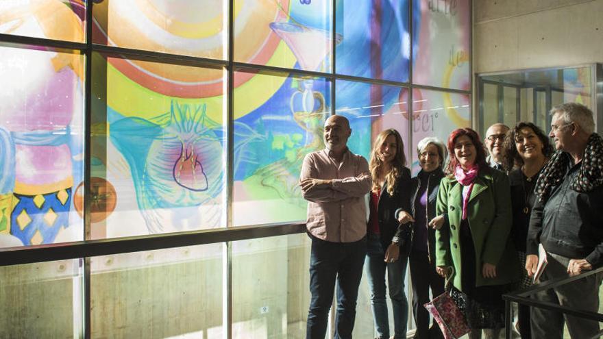 El pop &#039;kitch&#039; feminista de Cari Roig ilumina  el vitral del museo