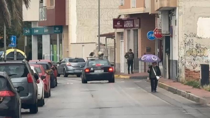 Un coche de megafonía de Stop Biogás por las calles de Las Torres de Cotillas.