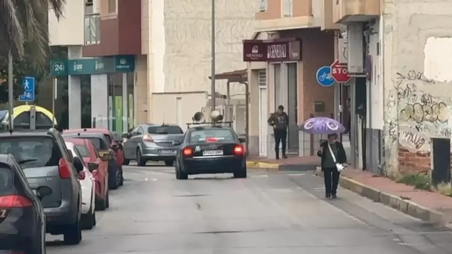 Un coche de megafonía de Stop Biogás por las calles de Las Torres de Cotillas.