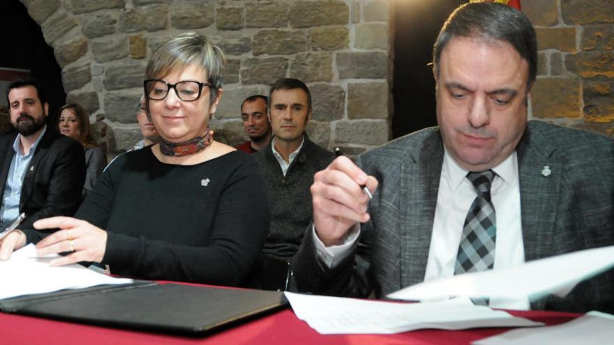 Estefanell i Junyent signant el pacte de govern a l&#039;Ajuntament de Manresa.