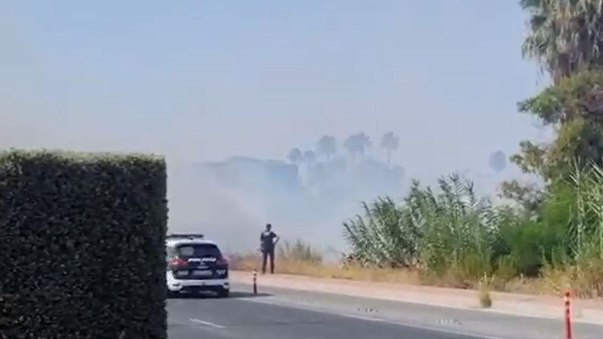 Un incendio de matorral obliga a evacuar el poblado chabolista de La Fica en Murcia