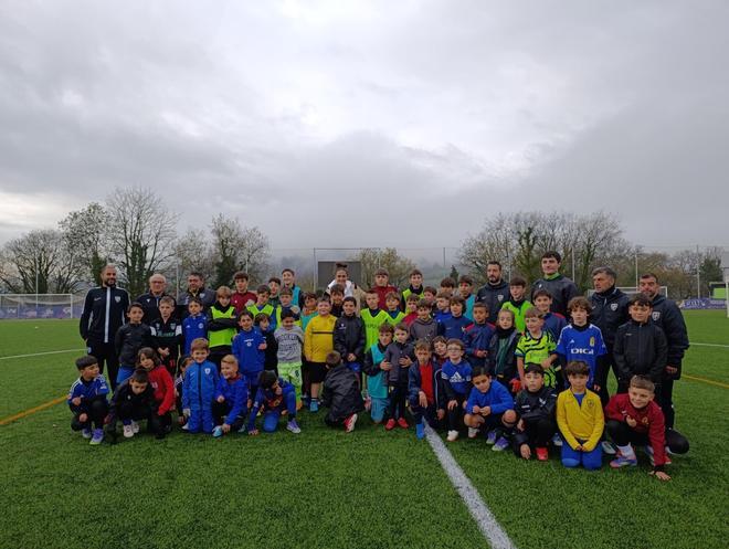 Montse Tomé comparte la Nochebuena con los niños del Atlético de Lugones