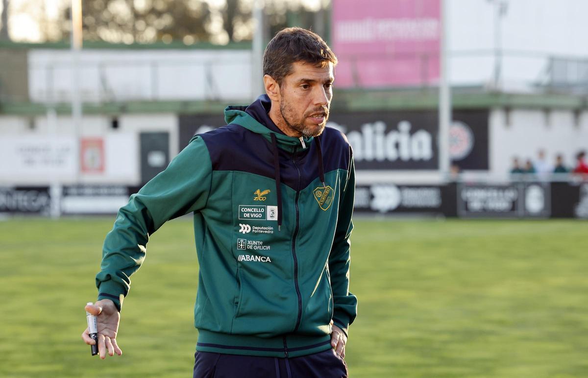 David de Dios, entrenador del Coruxo, dando indicaciones en el banquillo