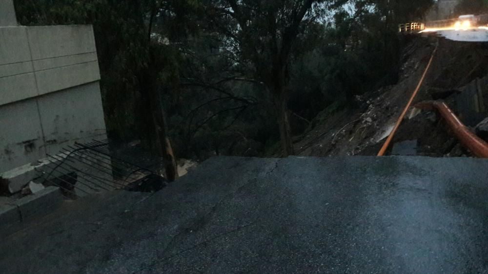 Una ladera se ha desprendido en la calle Flamencos, en la urbanización Cerrado del Calderón.