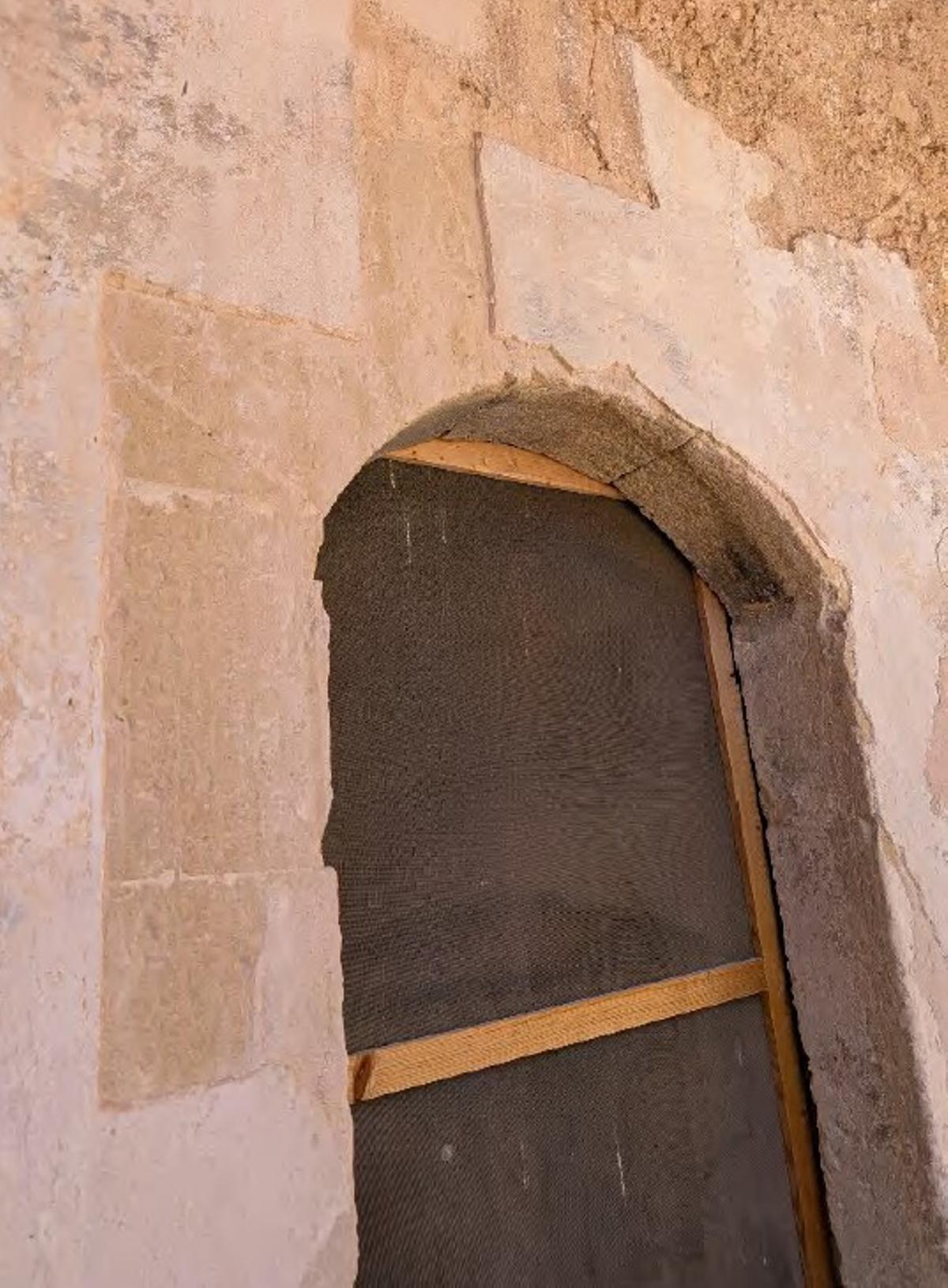 Puerta de sillería de acceso a una sala de la primera planta que será adecuada con la intervención prevista.