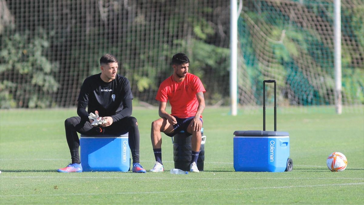 José Calderón, junto a Carlos Marín siguiendo la sesión del grupo.