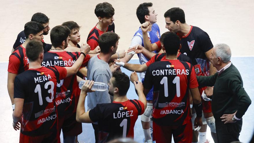 Corrillo vigués en el partido contra el Universidad de Valladolid en Coia. |  // R. GROBAS