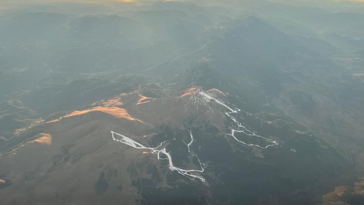 Imatge aèria dels Pirineus, amb neu artificial només a les pistes d'esquí.
