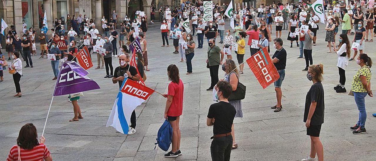 Concentración de protesta para pedir más recursos celebrada ayer en la Praza Maior.