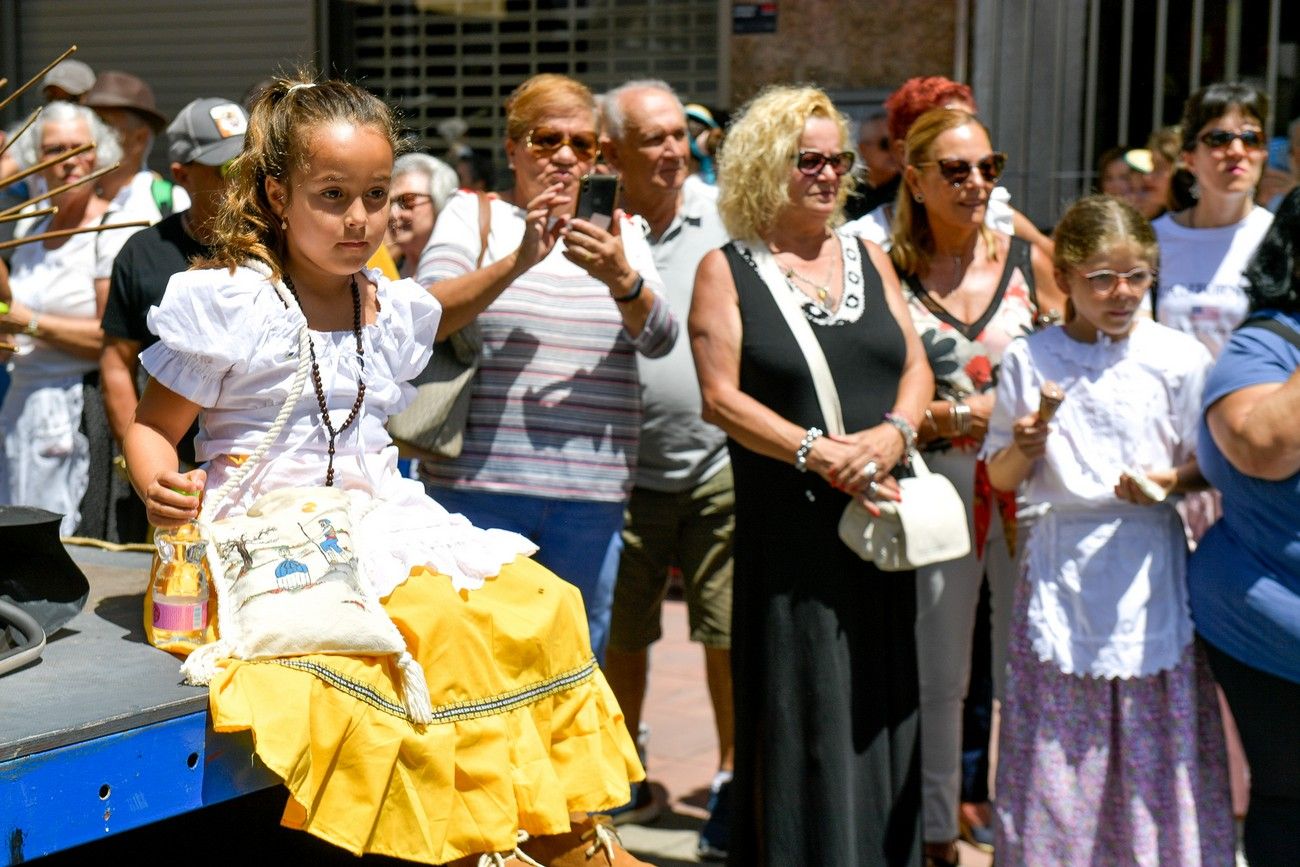 Una romería con bikini en Las Palmas de Gran Canaria