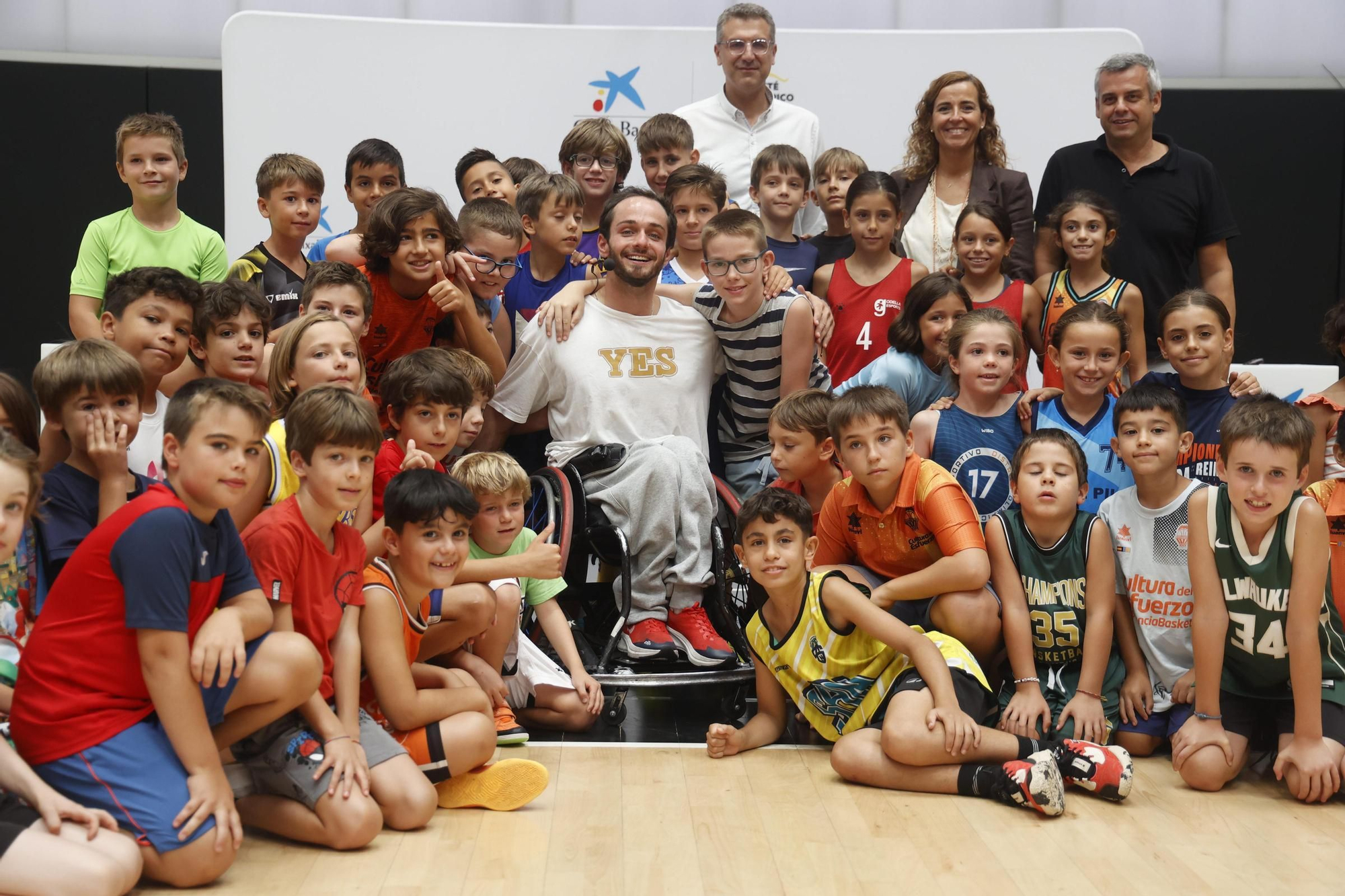 CaixaBank y el Valencia Basket acercan el deporte paralímpico a los más jóvenes
