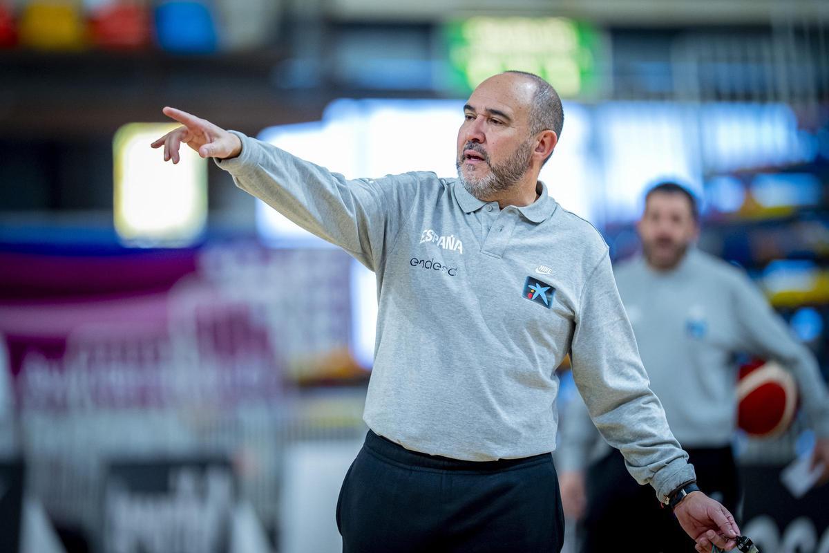 Chus Mateo, dando instrucciones en Guadalajara antes de salir hacia Dinamarca