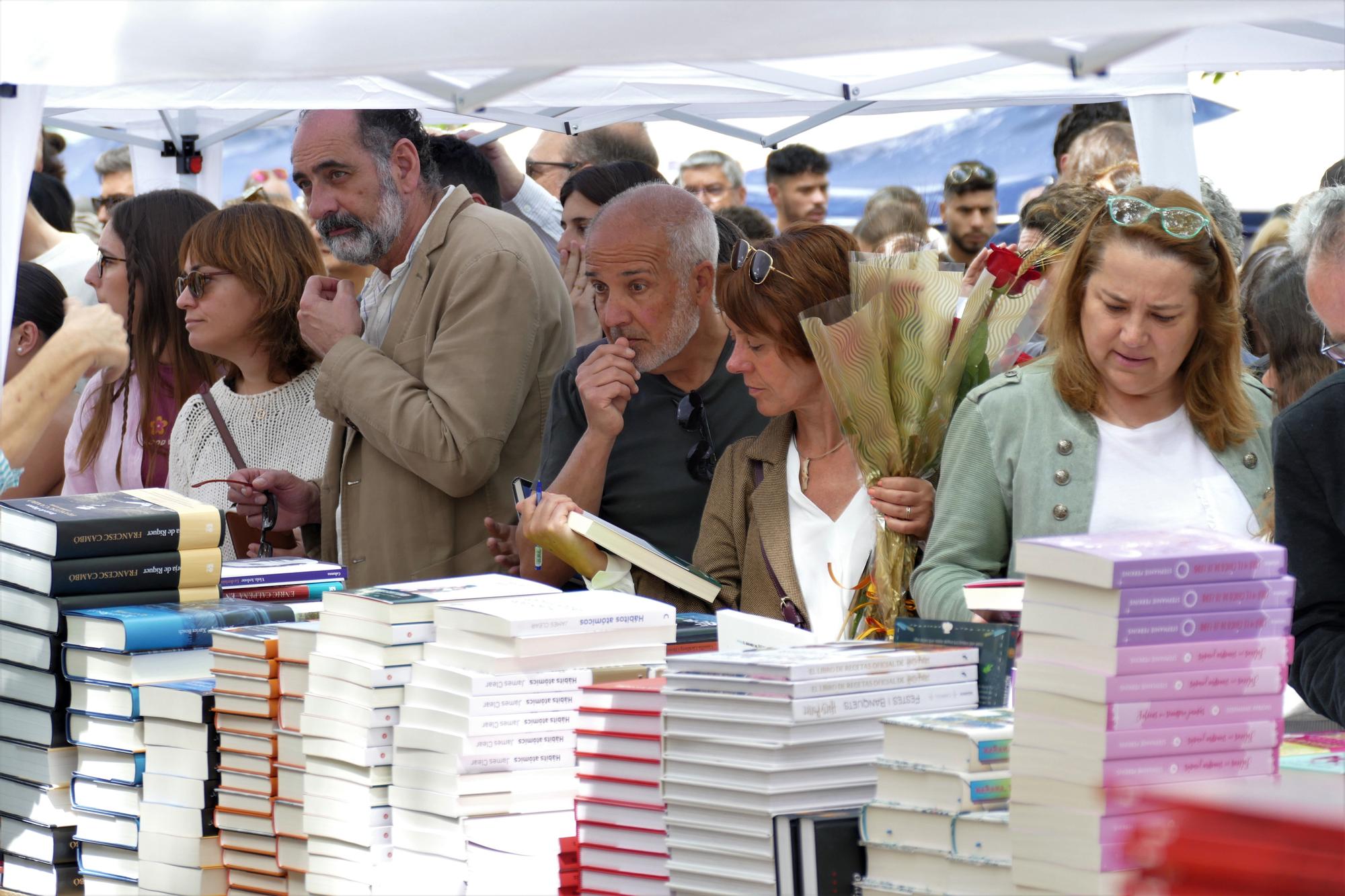 Figueres viu un Sant Jordi multitudinari