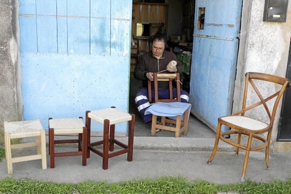 Das Bespannen von Sitzmöbeln ist eine aussterbende Handwerkskunst. Guillem Monserrat beherrscht sie noch.