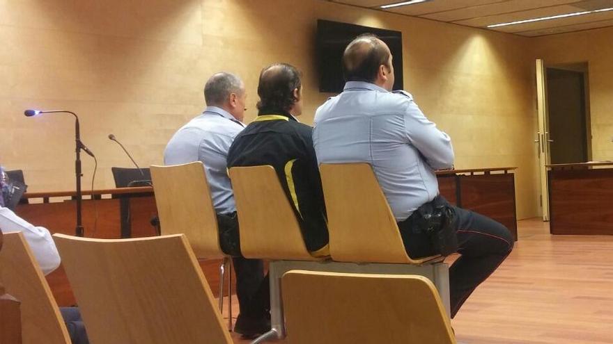 L&#039;acusat de clavar una destral al sogre renuncia a l&#039;advocat