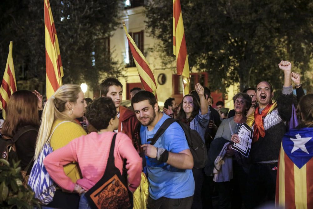 Anhänger der katalanischen Separatisten demonstrieren auf dem Rathausplatz von Palma