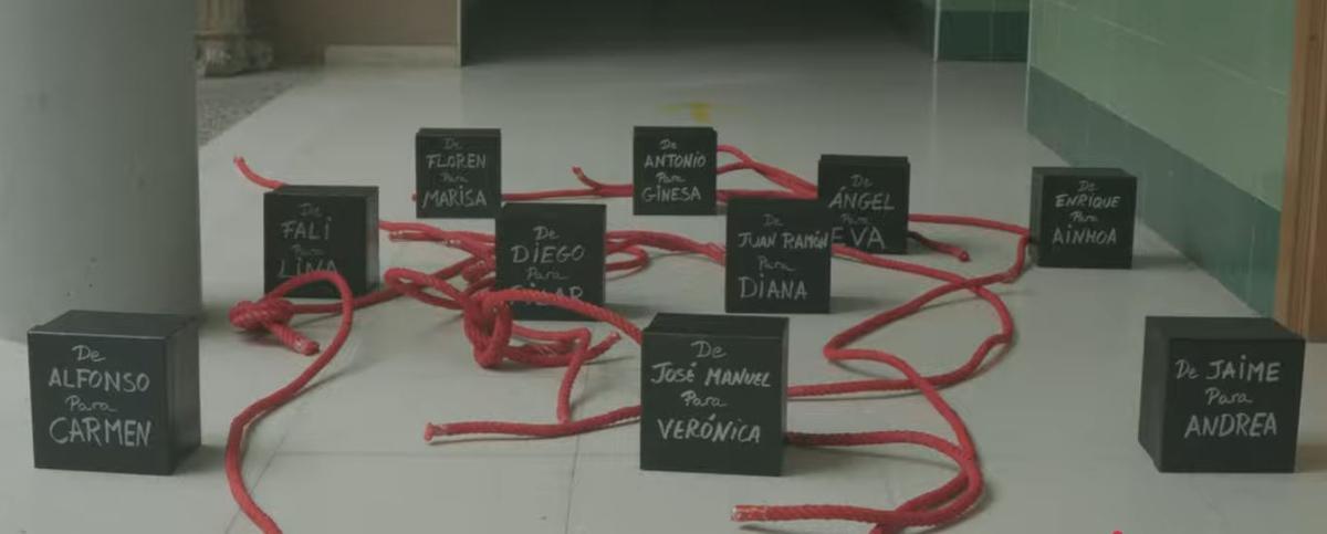 Cajas y cuerdas rojas que se usan como símbolos en el vídeo del IES Alfaguar de Torros por el 25N.