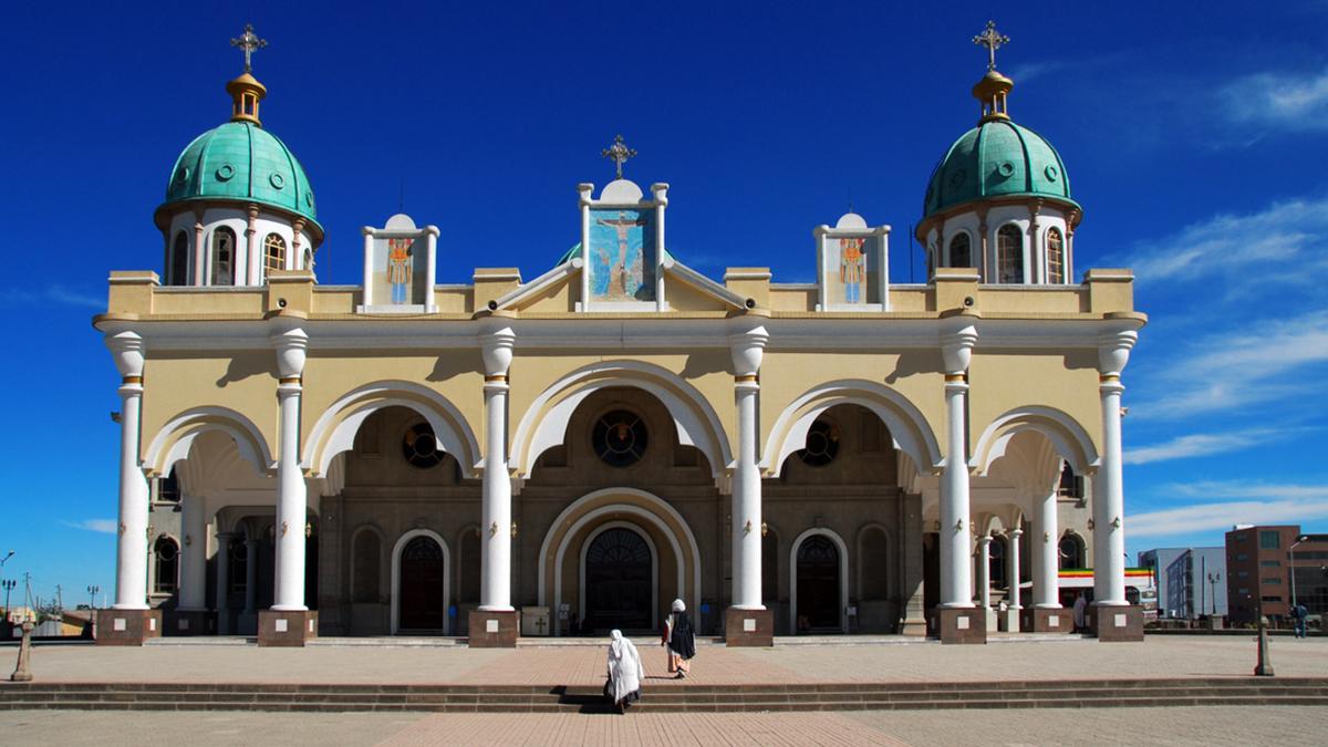 Una iglesia ortodoxa en Addis Abeba refleja la profunda tradición religiosa que atraviesa todo el viaje por Etiopía.