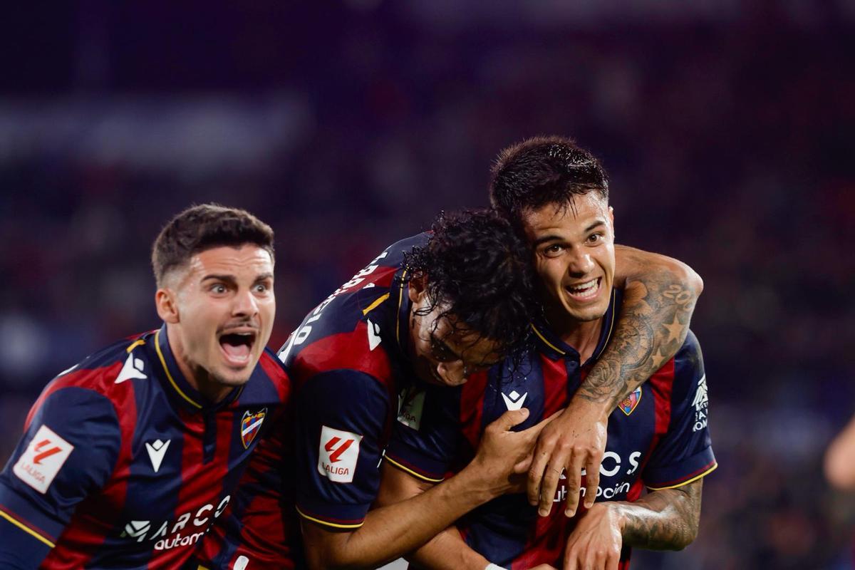 Brugui celebra con sus compañeros el 2-2 contra el Elche CF en el Ciutat de València