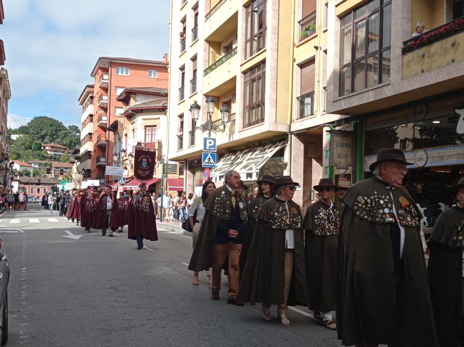 El  VII Capítulo de la Cofradía del Queso Gamonéu convierte Cangas de Onís en una fiesta: