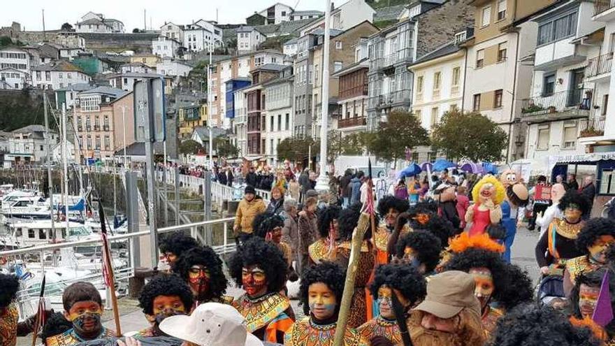 La carroza &quot;Canivaldés&quot;, el sábado en el desfile de Luarca.