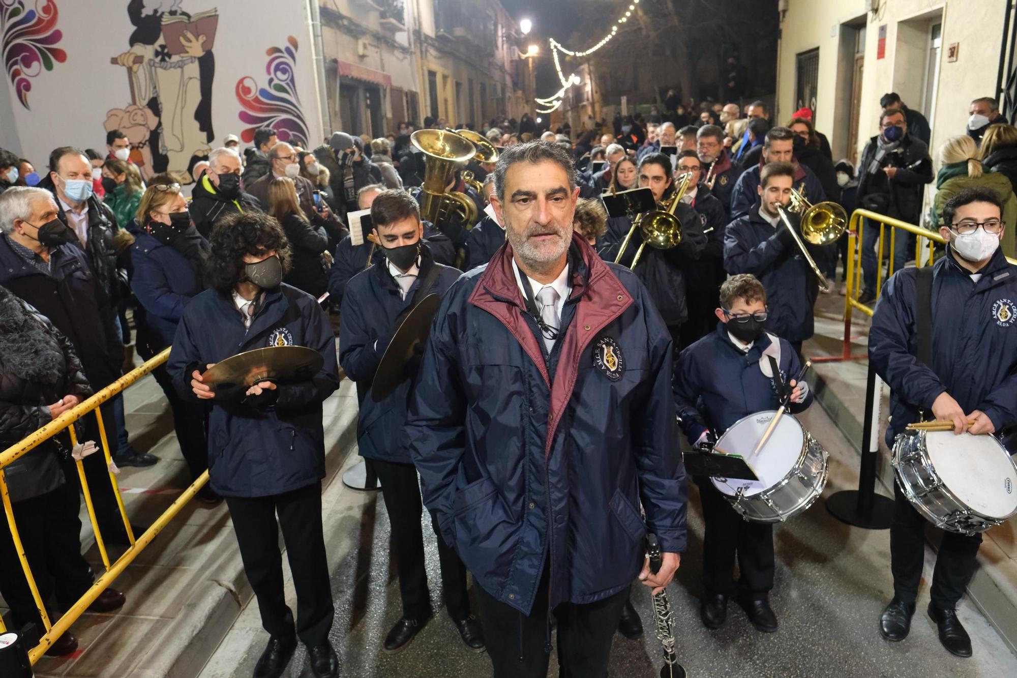 Los eldenses festejan a San Antón, patrón de los Moros y Cristianos, con las típicas vueltas a la hoguera, la bendición de animales, las tradicionales danzas y el reparto del pan