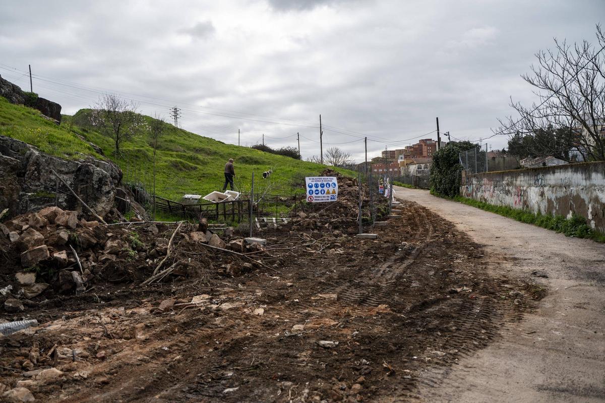 Galería | Comienzan los derribos en la calle Alto de Fuente Fría de Cáceres