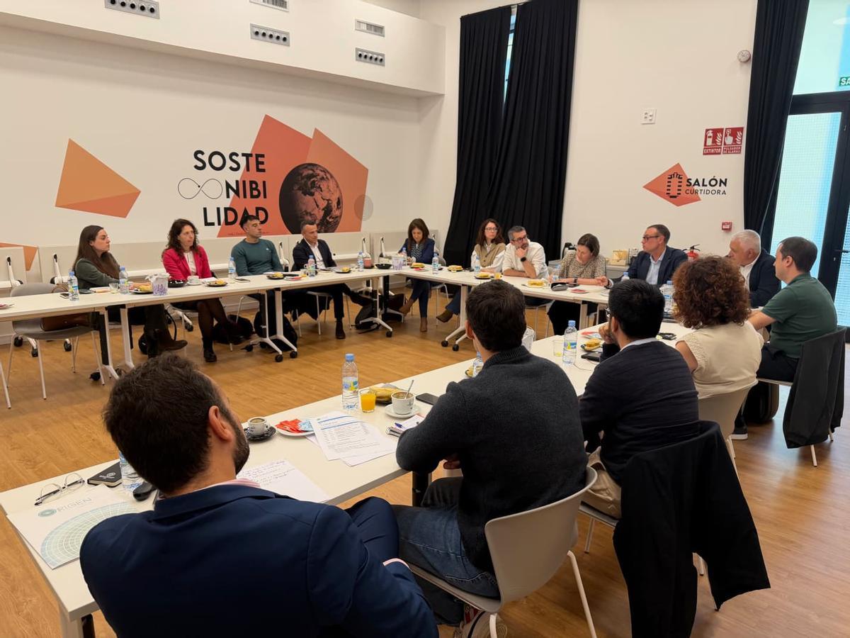 Participantes en la reunión este martes en La Curtidora.