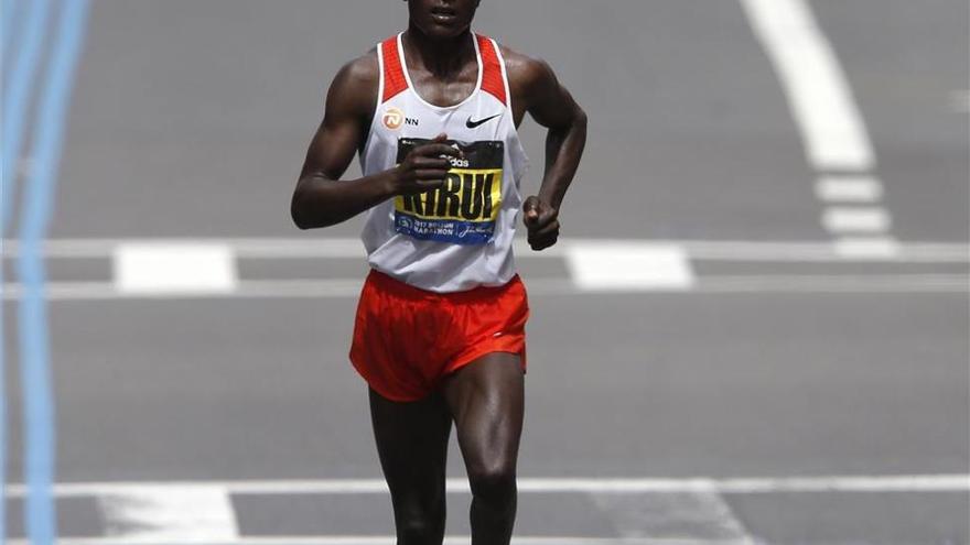 Los kenianos Geoffrey Kirui y Edna Kiplagat barren en el Maratón de Boston