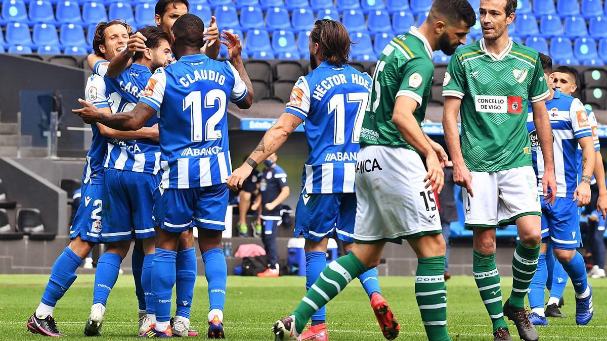 Lara, autor del gol de la victoria frente al Coruxo en Riazor, recibe las felicitaciones de sus compañeros. |  // CARLOS PARDELLAS