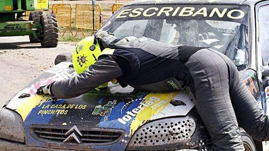 Cristian Escribano &quot;abraza&quot; a su coche al finalizar la prueba.