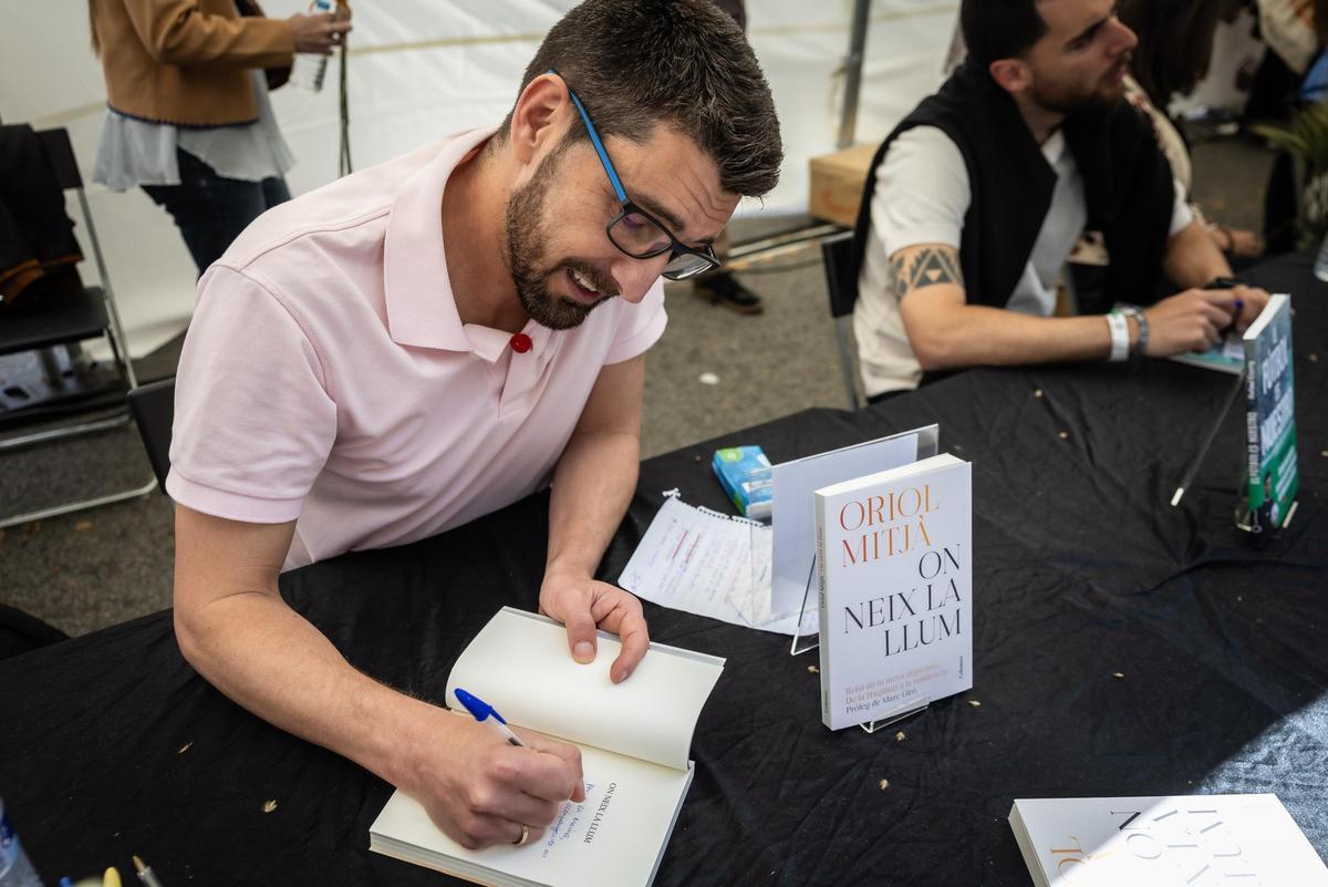 Oriol Mitjà firma ejemplares de su libro.