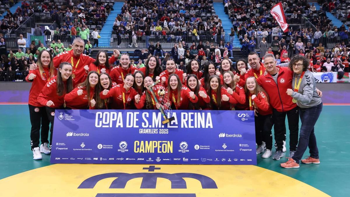 Jugadoras y cuerpo técnico tras proclamarse campeonas de la Minicopa