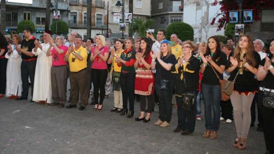 Los festeros siguieron la Cridà en la Plaza de la Constitución.