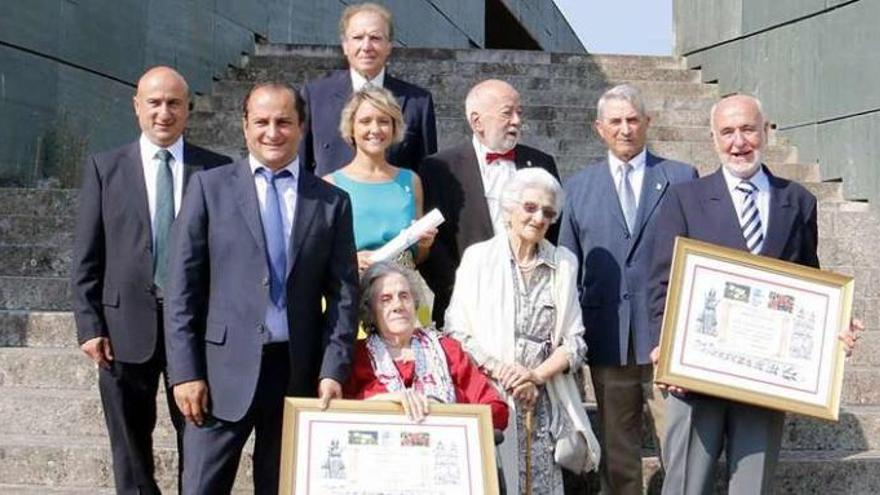 Los homenajeados en las escalinatas del Pazo da Cultura. // Gustavo Santos