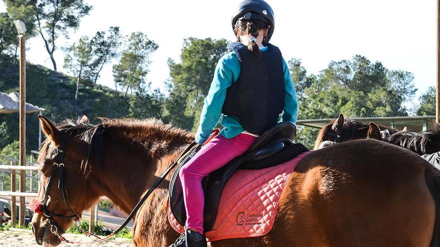 El contacto con los caballos logra excelentes resultados en la estabilidad y el comportamiento de niños y jóvenes de hasta 17 años.