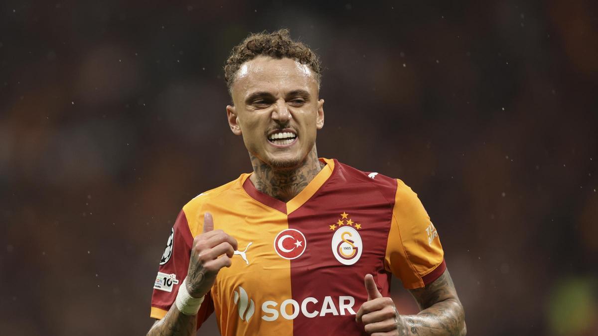 Noa Lang sufre una amputación parcial del dedo en Anfield