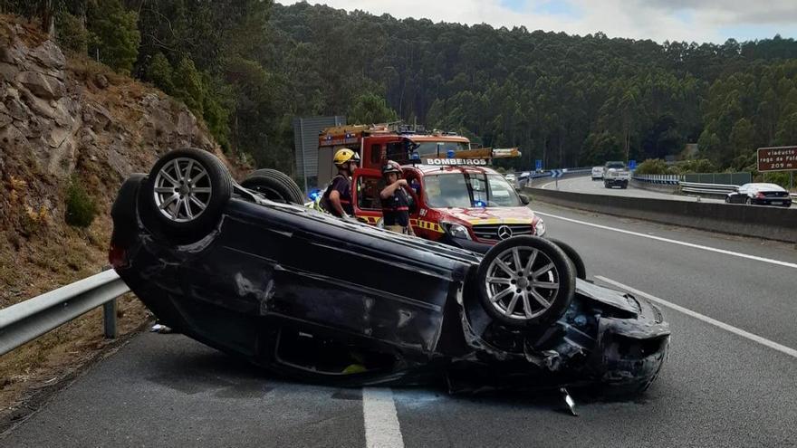 Un turismo vuelca en la Autovía do Salnés tras una aparatosa salida de vía